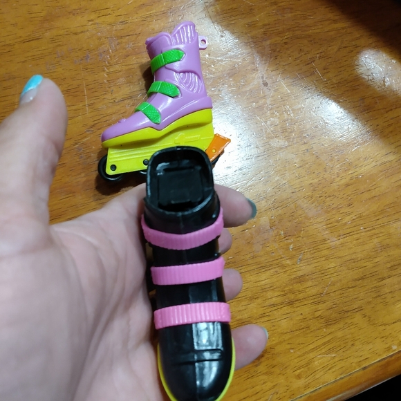 2 Vintage Tools Blazing Blades Candy Container Rollerblades - Picture 8 of 8